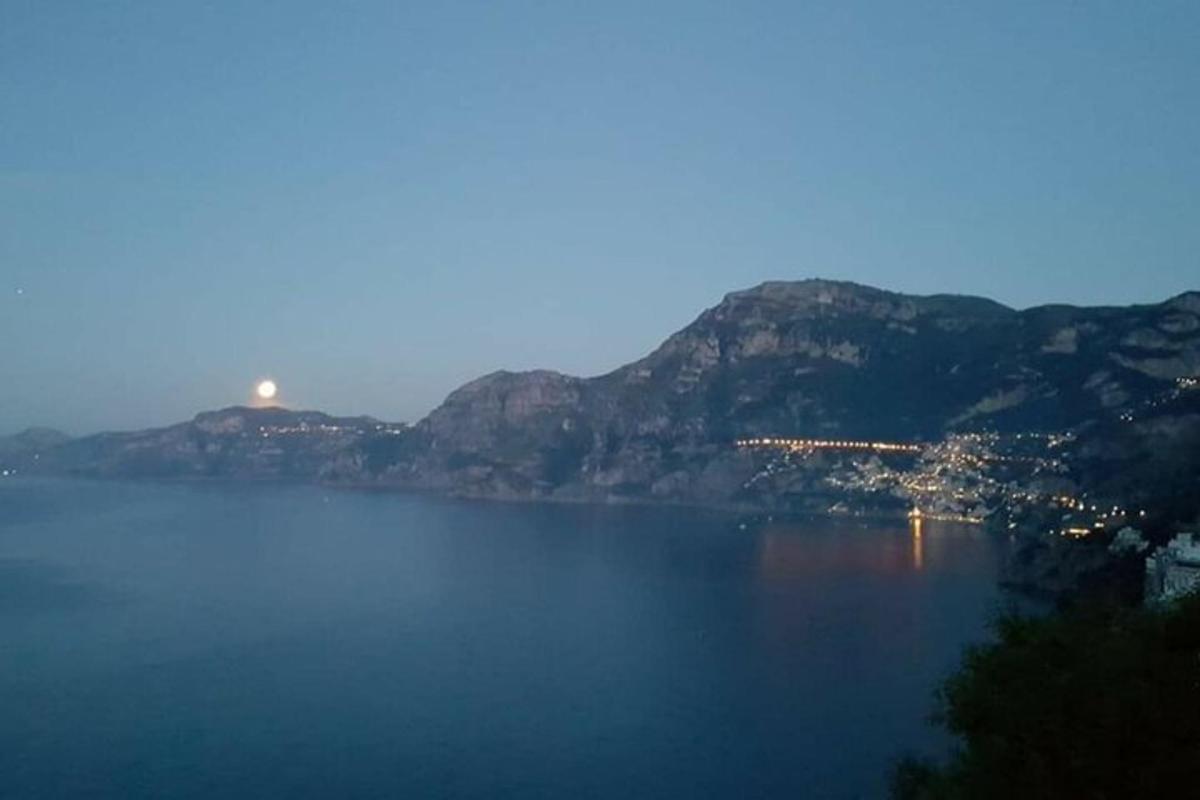 θέα σε ένα μεγάλο υδάτινο σώμα με βουνά