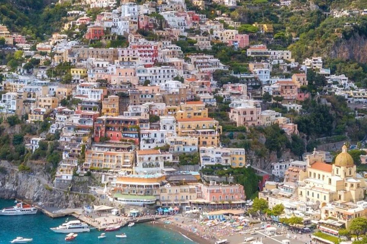Μια εναέρια άποψη μιας πόλης με βάρκες στο νερό
