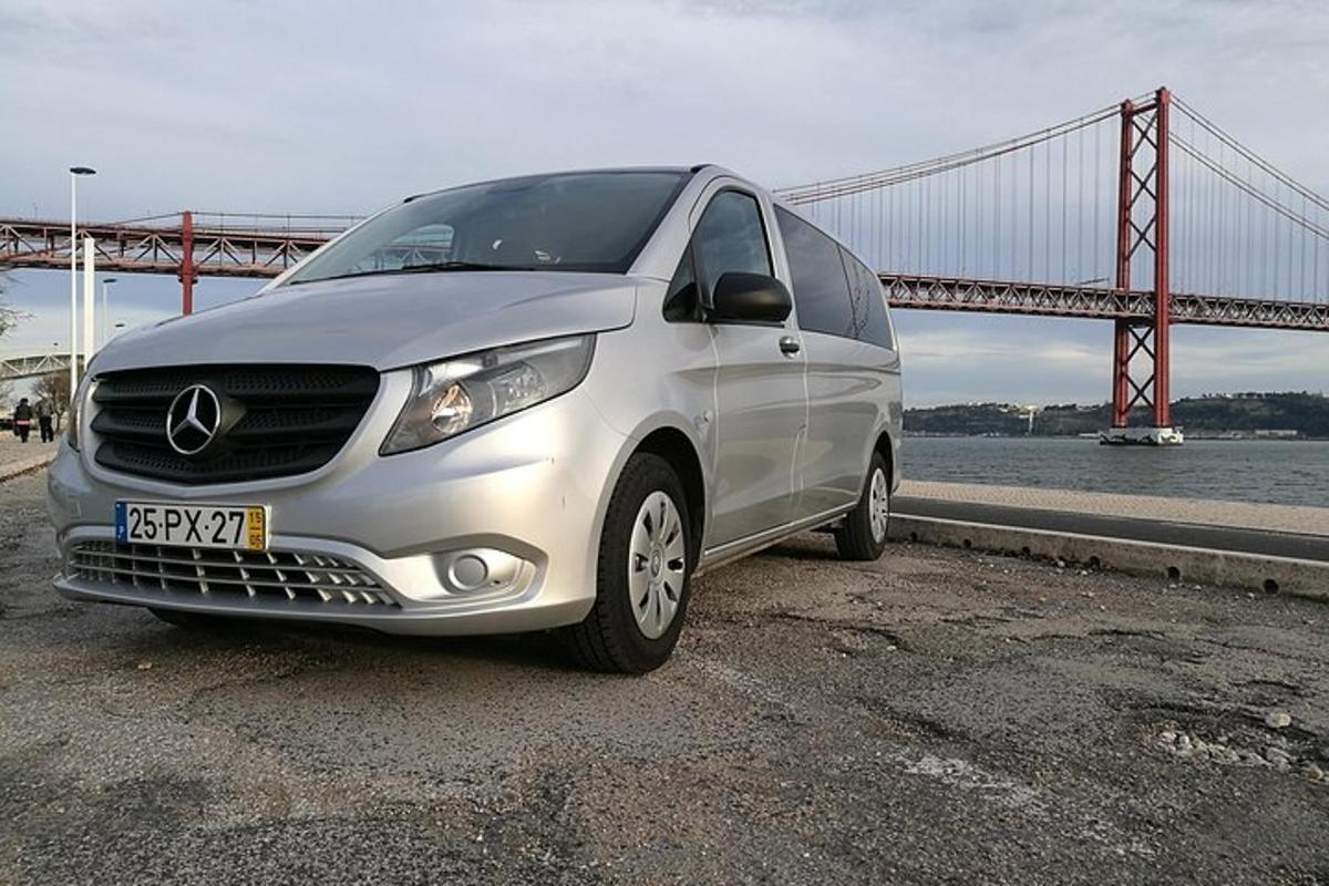 stříbrné auto zaparkované před mostem