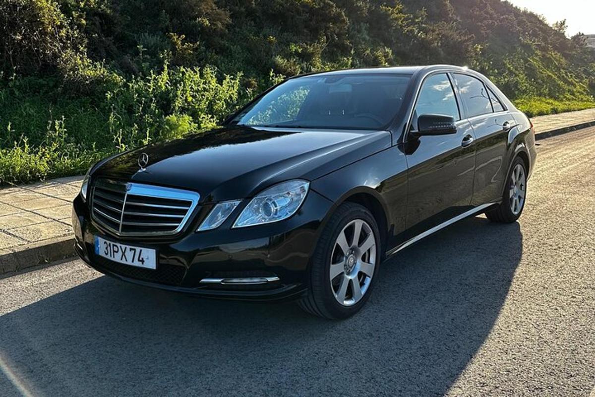 černé auto je zaparkované na silnici