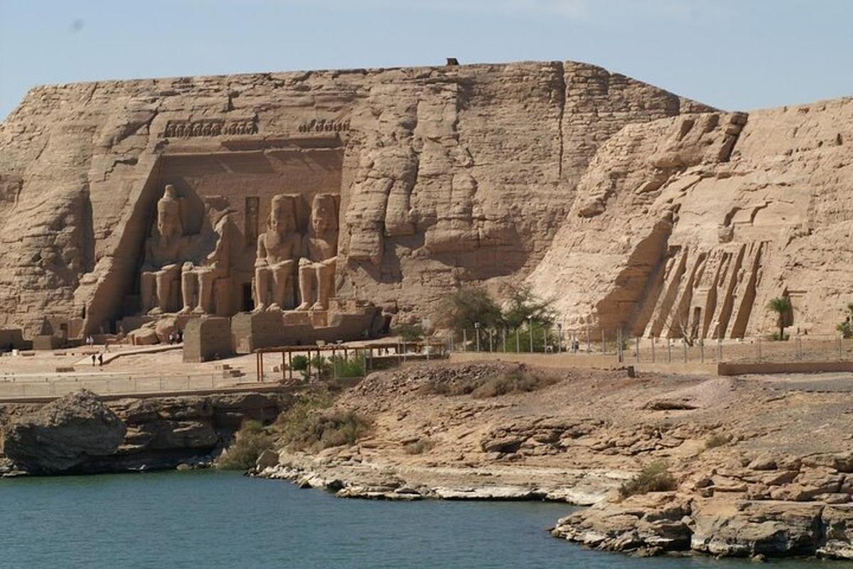 una scogliera rocciosa con un antico edificio su un fiume