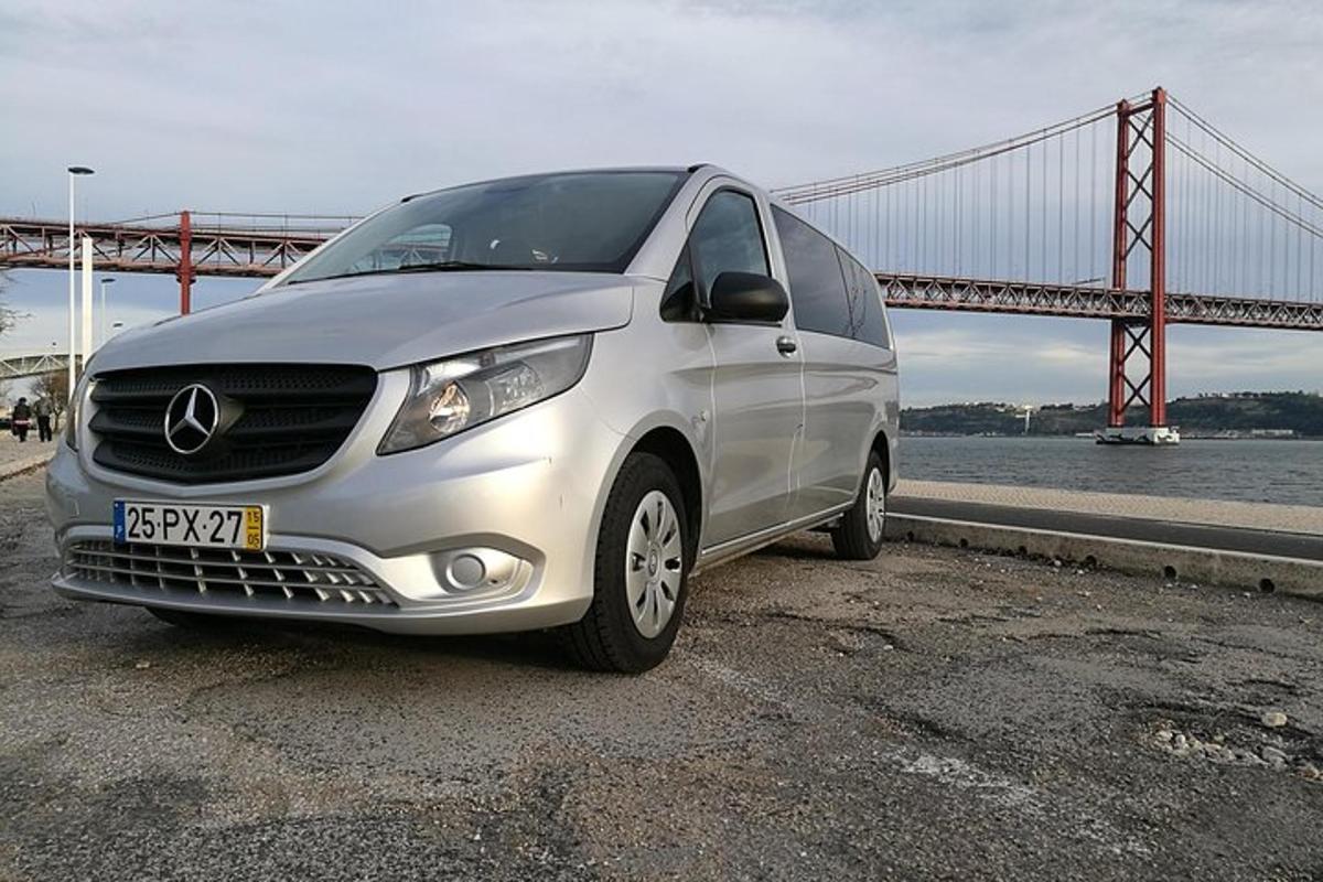 en sølvfarget bil parkert foran en bro