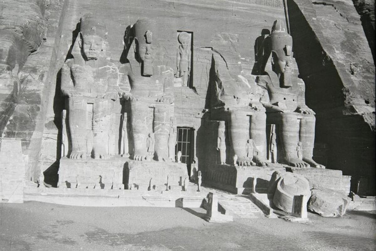 una foto in bianco e nero di un grande monumento