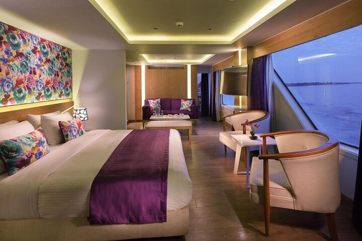 hotelska soba z veliko posteljo in oknom