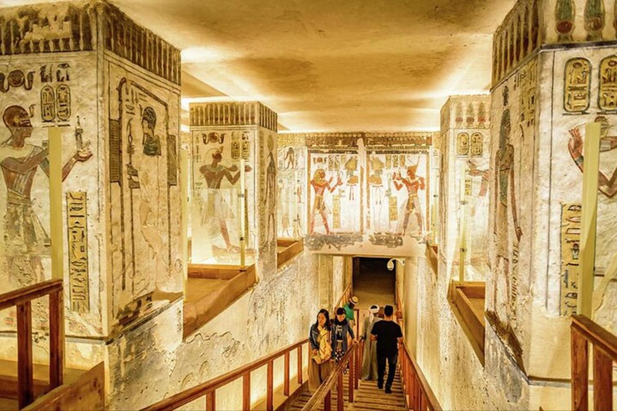 een groep mensen die door een museum met schilderijen loopt