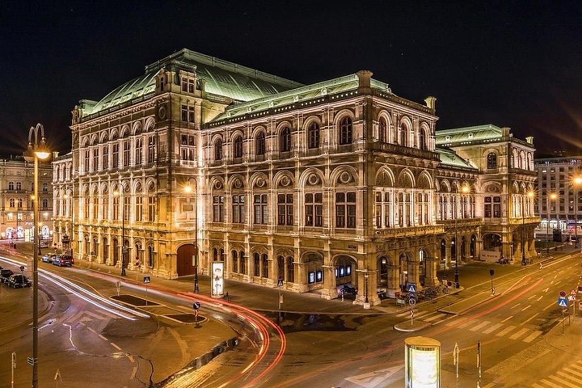 un gran edifici amb un carrer davant a la nit