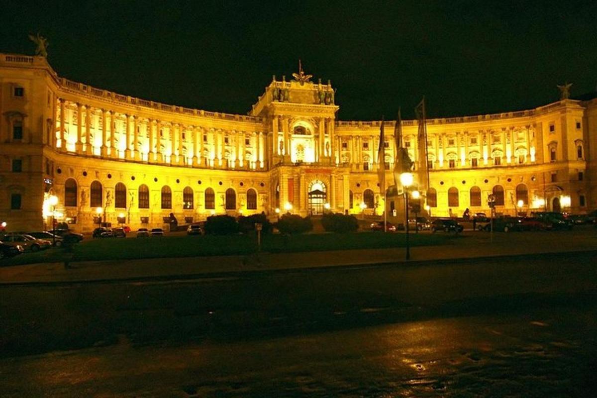 un gran edifici il·luminat a la nit amb llums