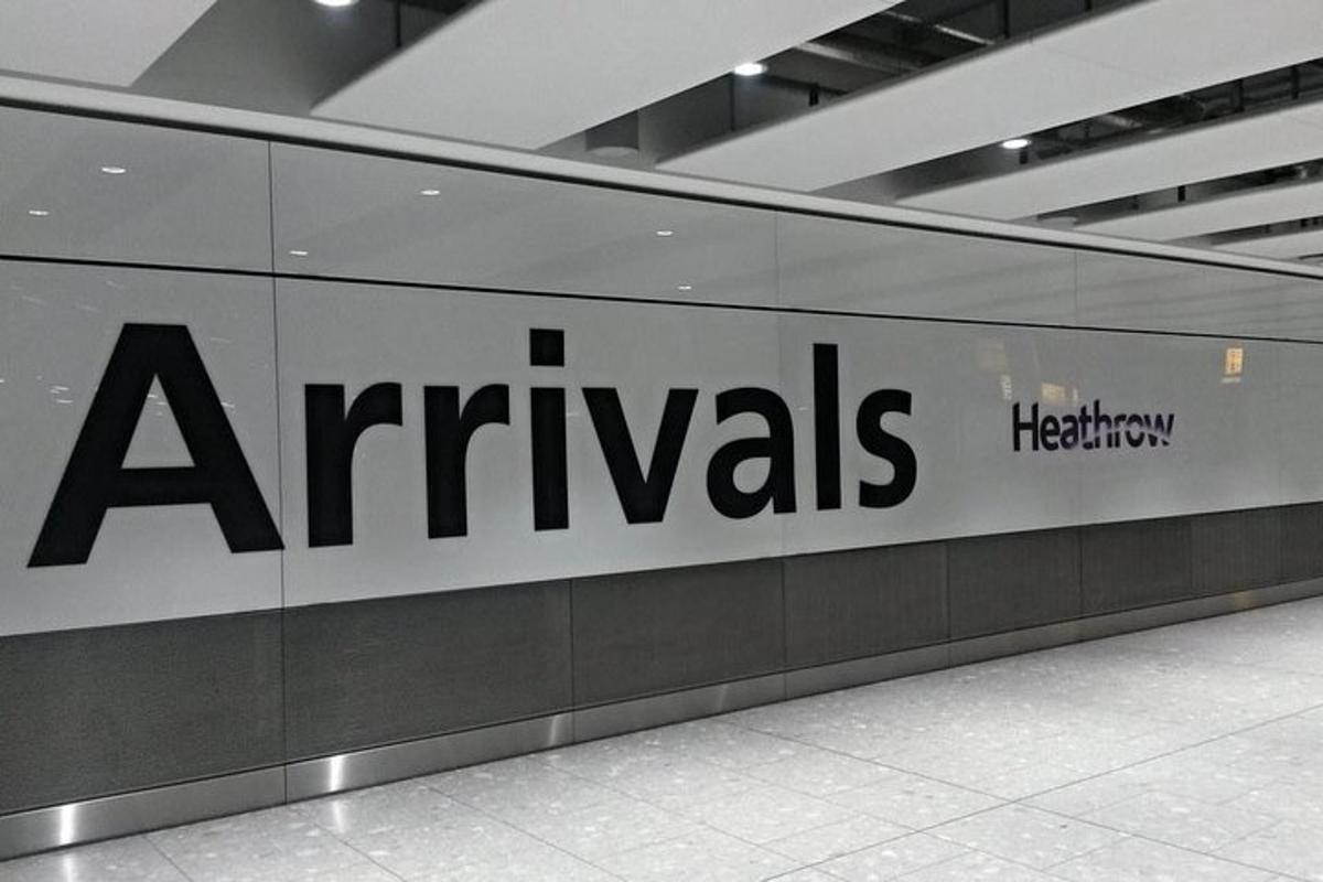 een bord voor een luchthaven met de woorden arifacts