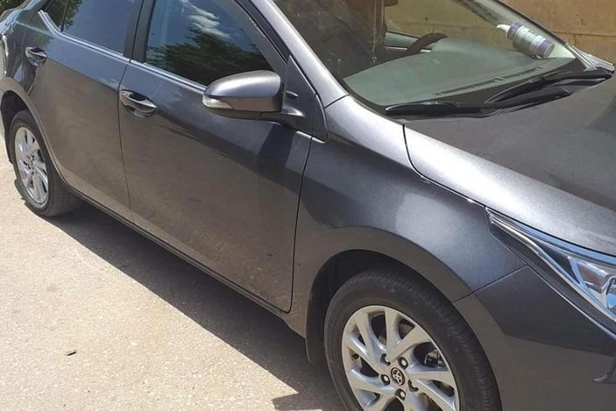 modré auto zaparkované na kraji ulice