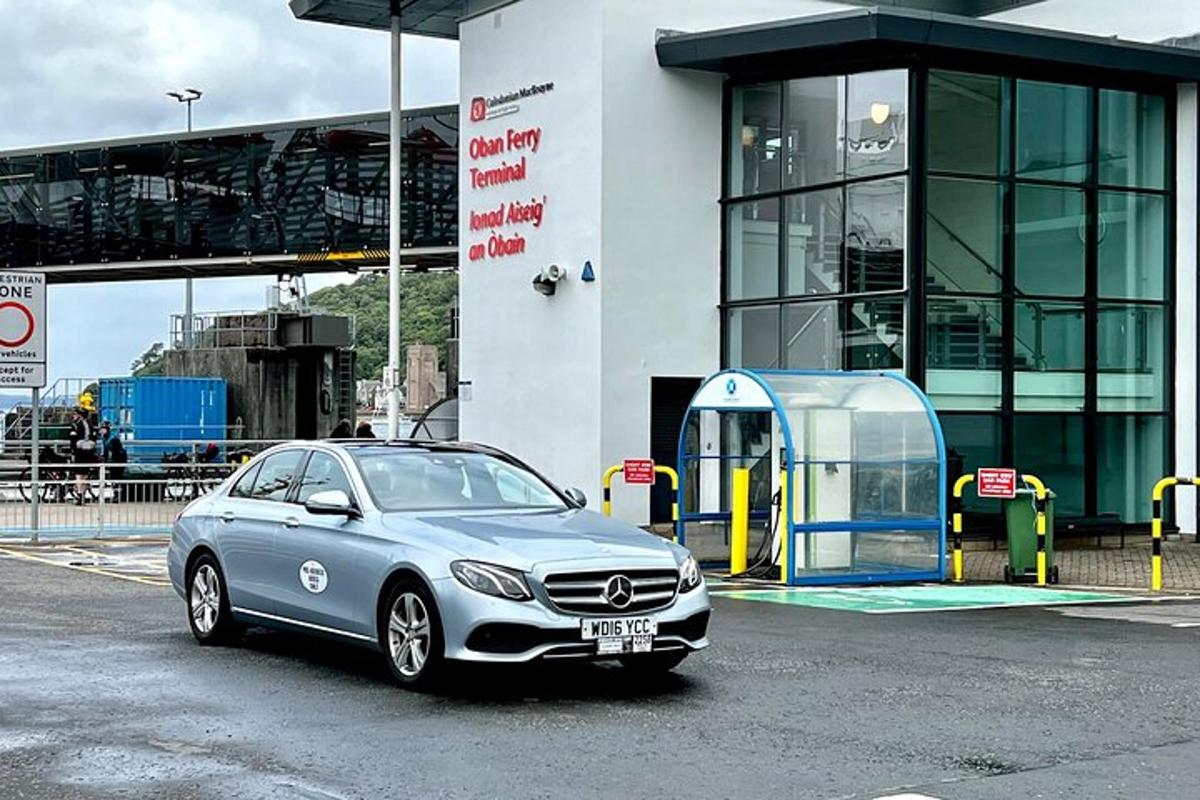 auto zaparkované vedle telefonního automatu před budovou