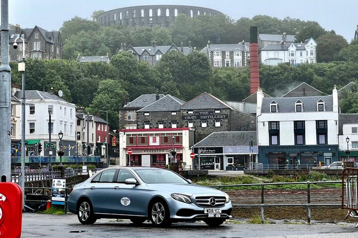modré auto zaparkované před městem