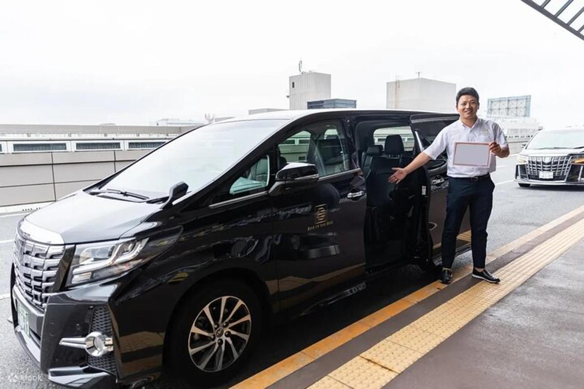 seorang lelaki sedang keluar dari kereta hitam