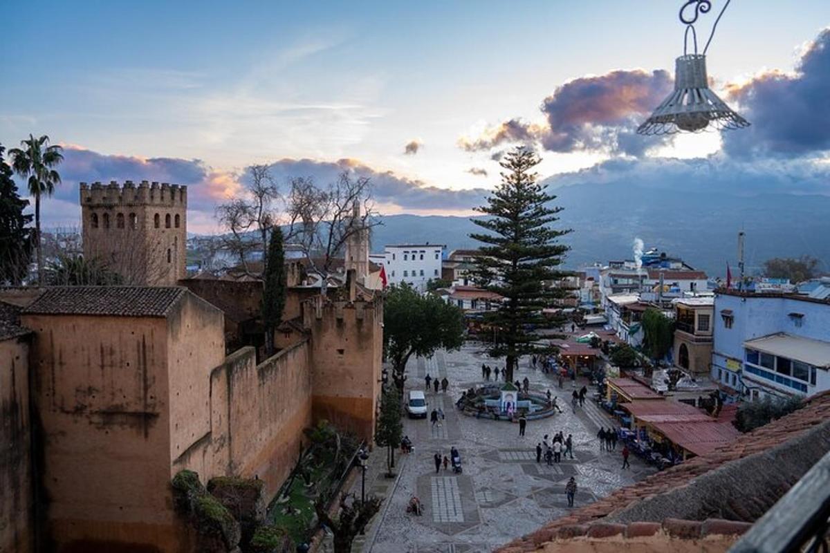 una vista d'una ciutat amb gent caminant pel carrer