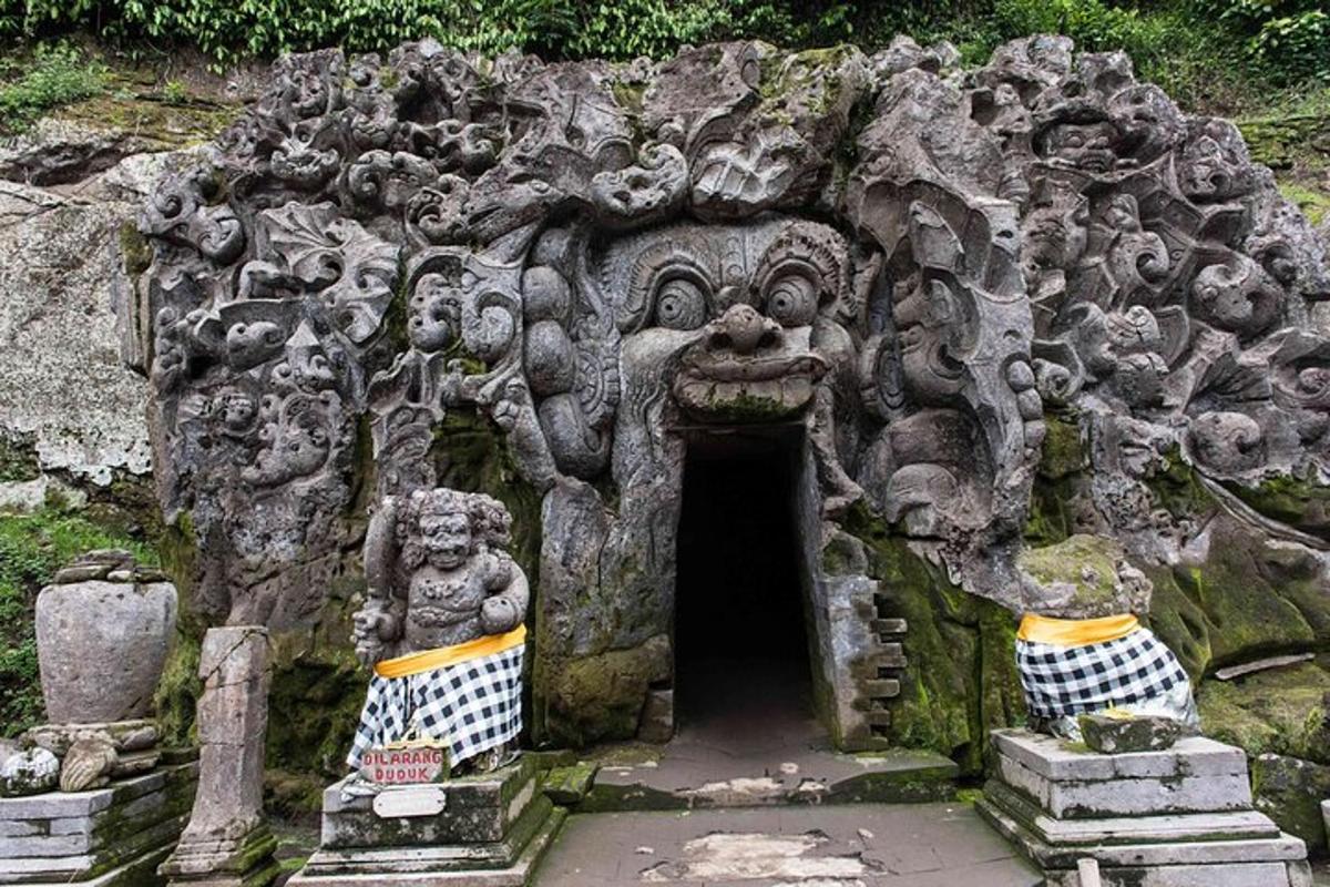 un piccolo ingresso a una grotta in un tempio