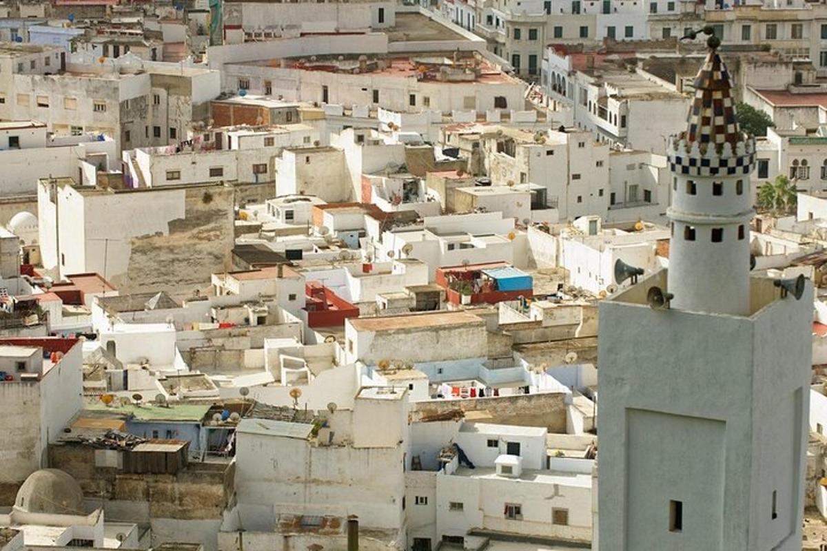 una vista d'una ciutat amb un edifici blanc
