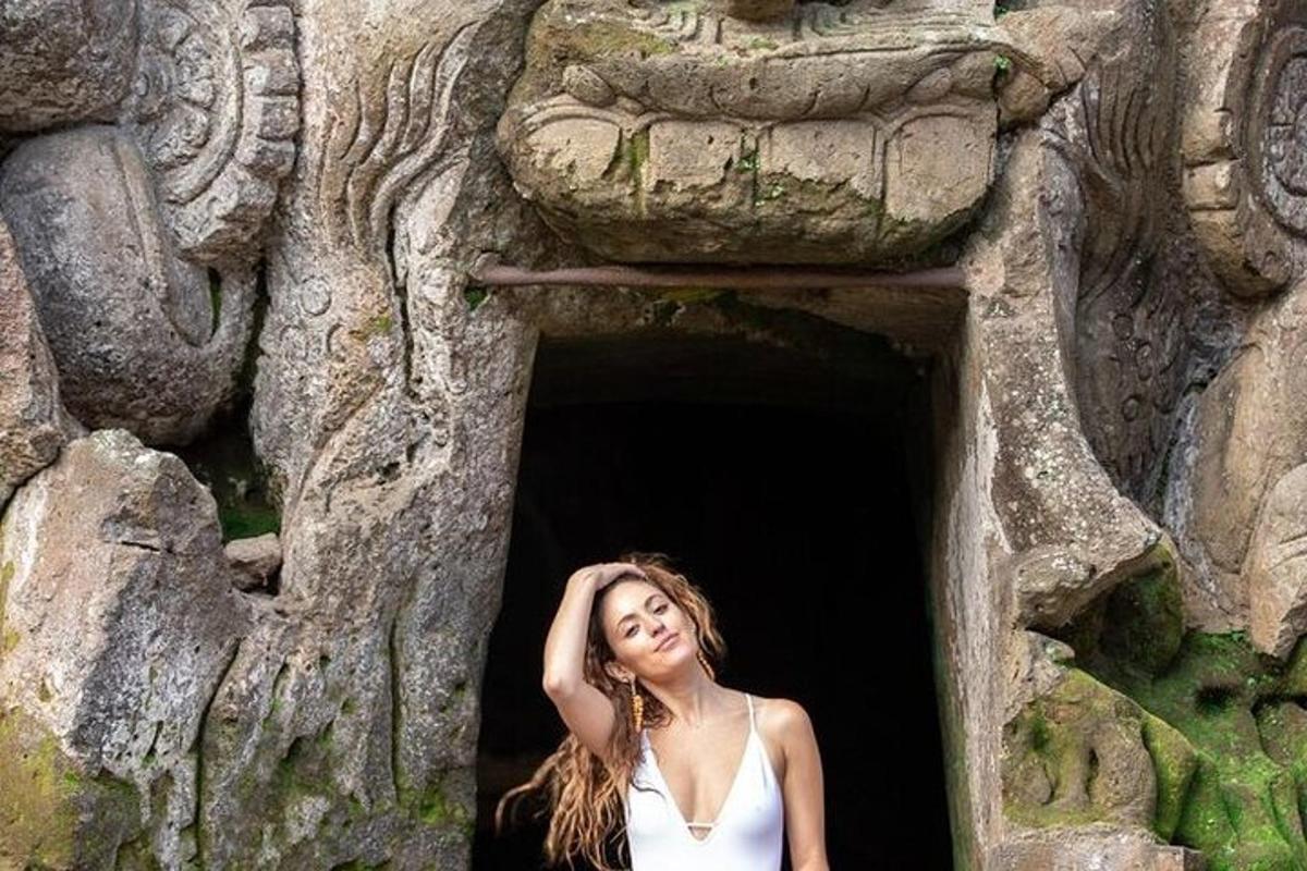 una donna in piedi davanti a un portone di pietra