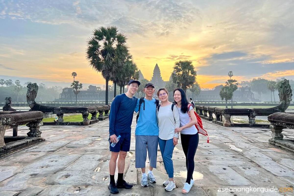 una famiglia posa per una foto davanti a un tempio
