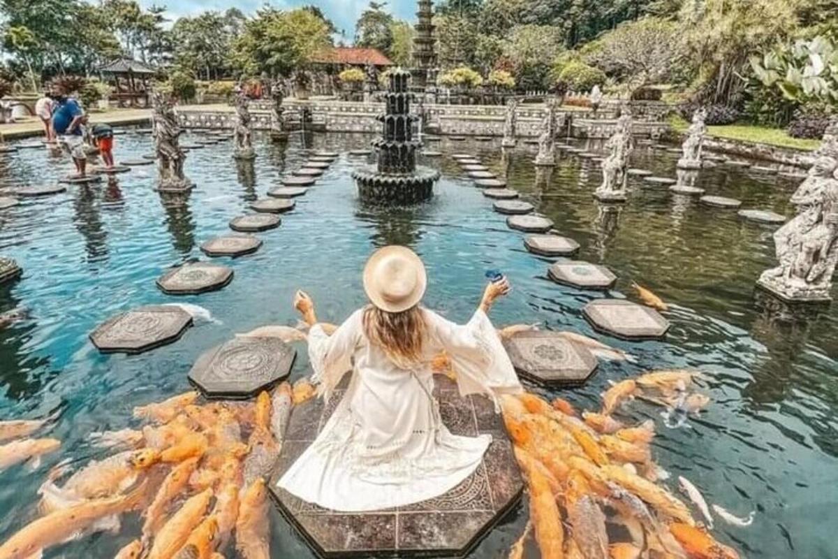 una donna seduta nell'acqua di una fontana