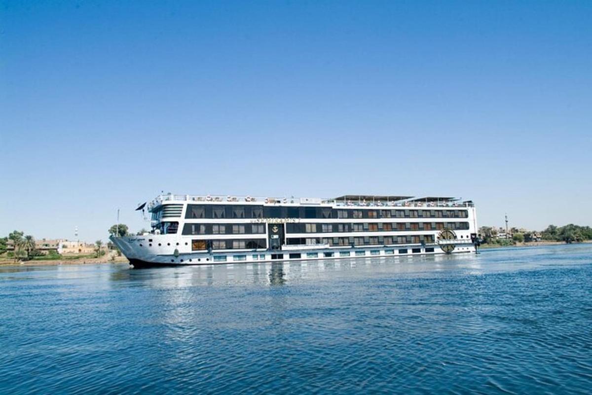 Un gran crucero en el agua
