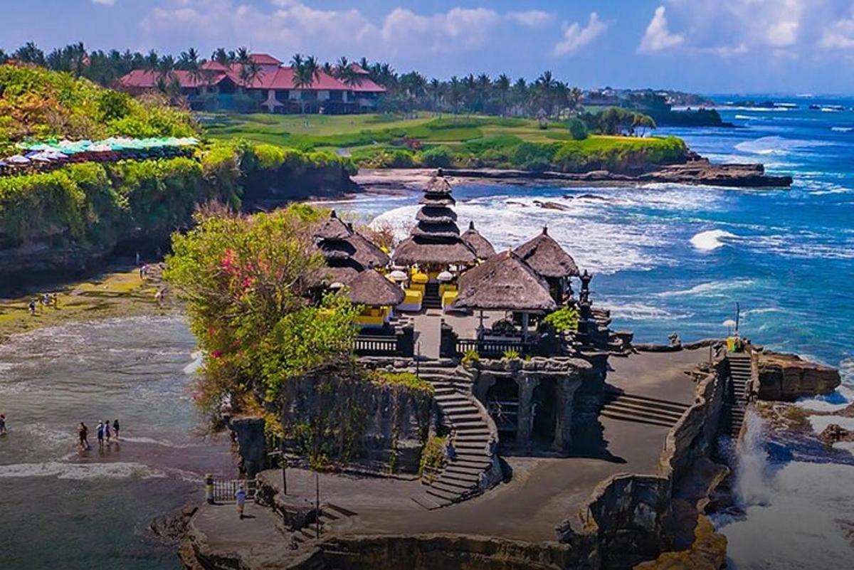 una vista aerea di un resort sull'oceano