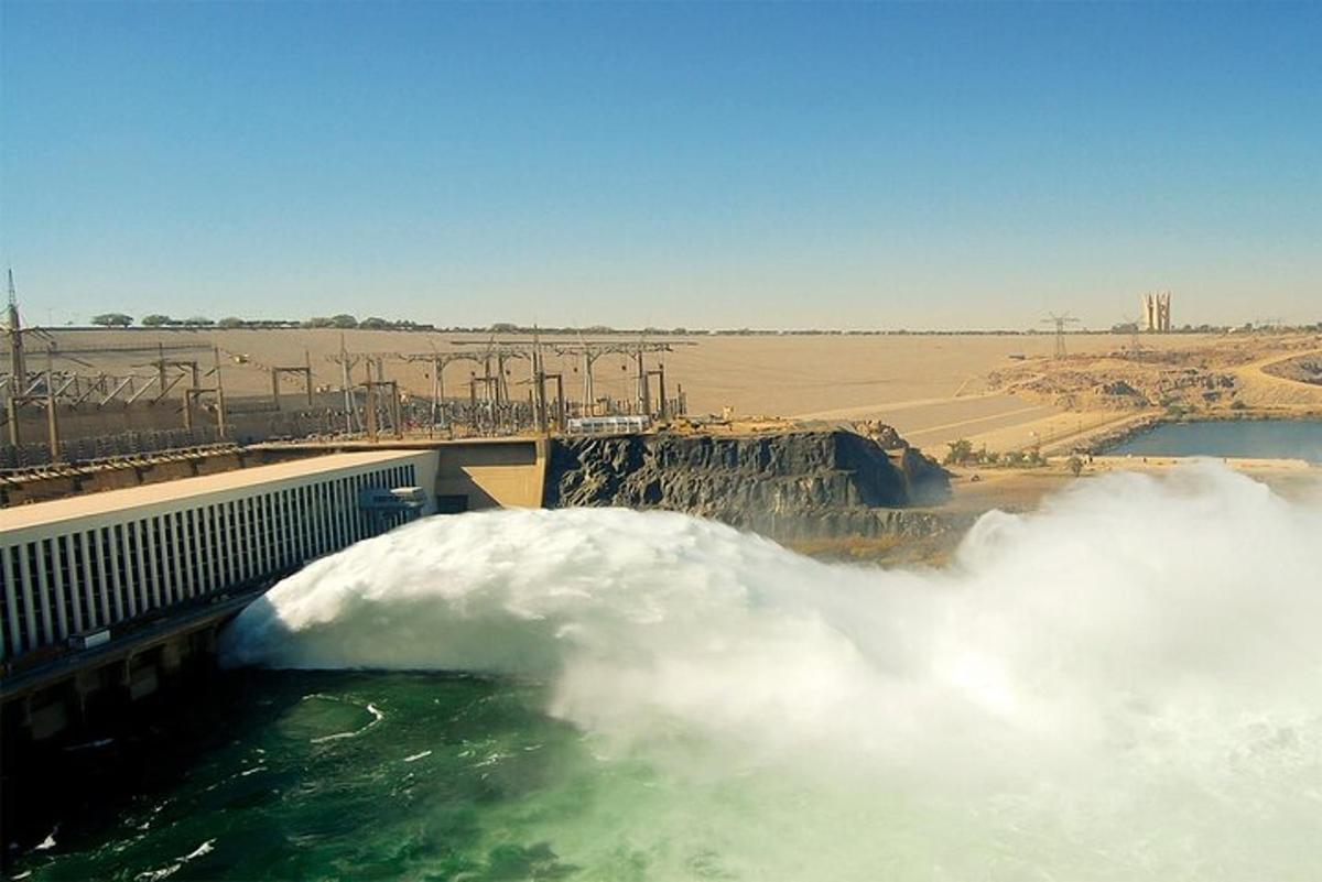 una presa de agua con una gran pila de agua