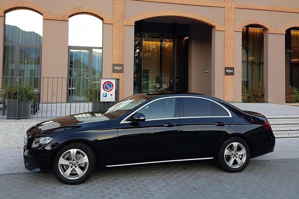černé auto zaparkované před budovou