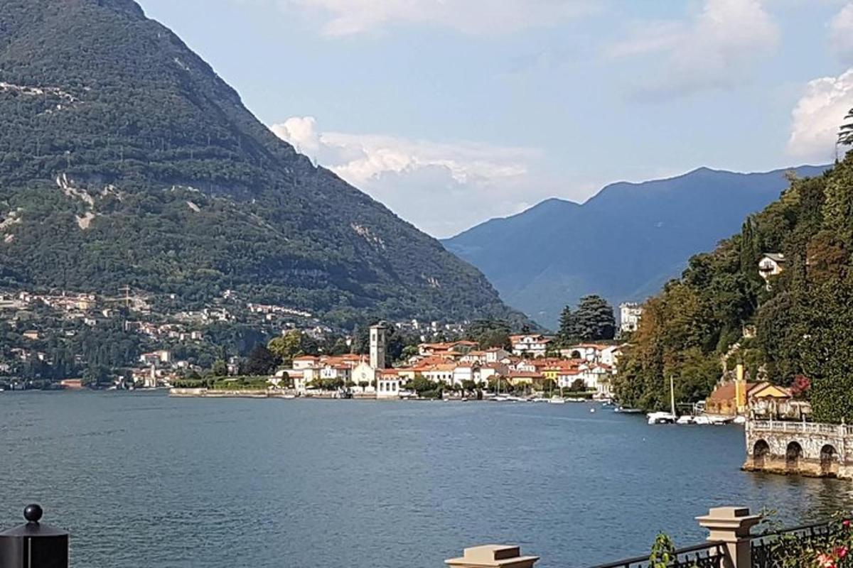 bir kasaba ve dağın bulunduğu bir su kütlesi