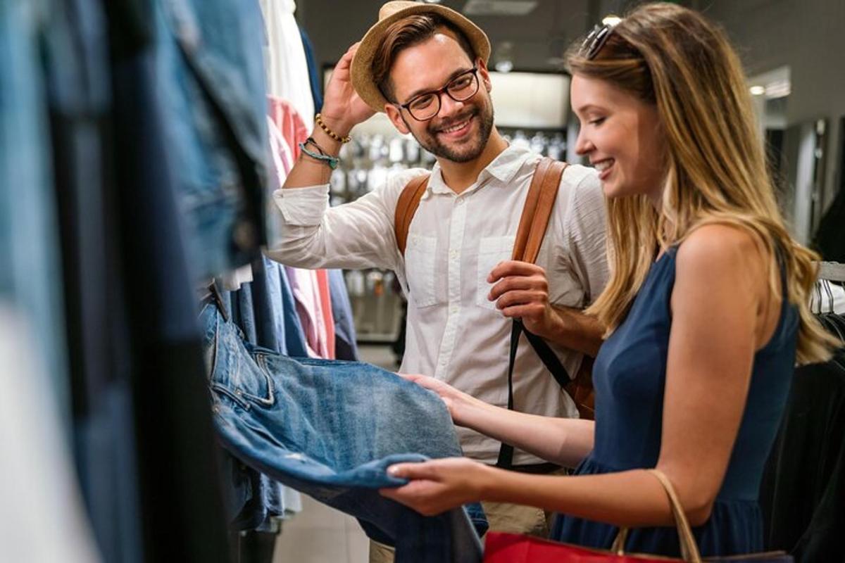 ein Mann und eine Frau schauen sich in einem Geschäft Jeans an