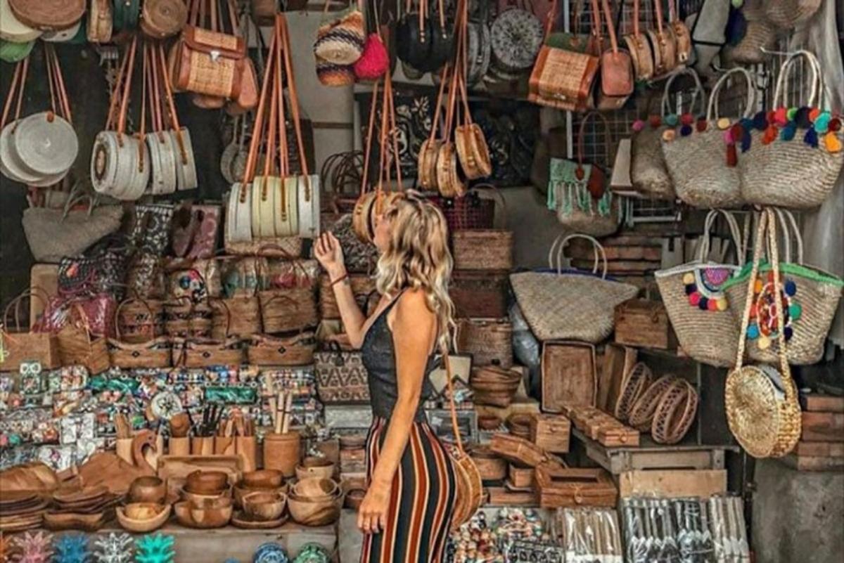 žena stojící před vystavenými košíky a taškami