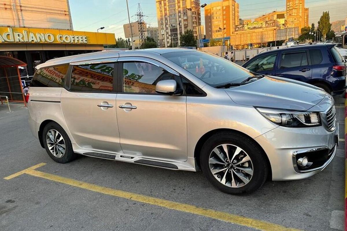 stříbrné auto zaparkované na parkovišti