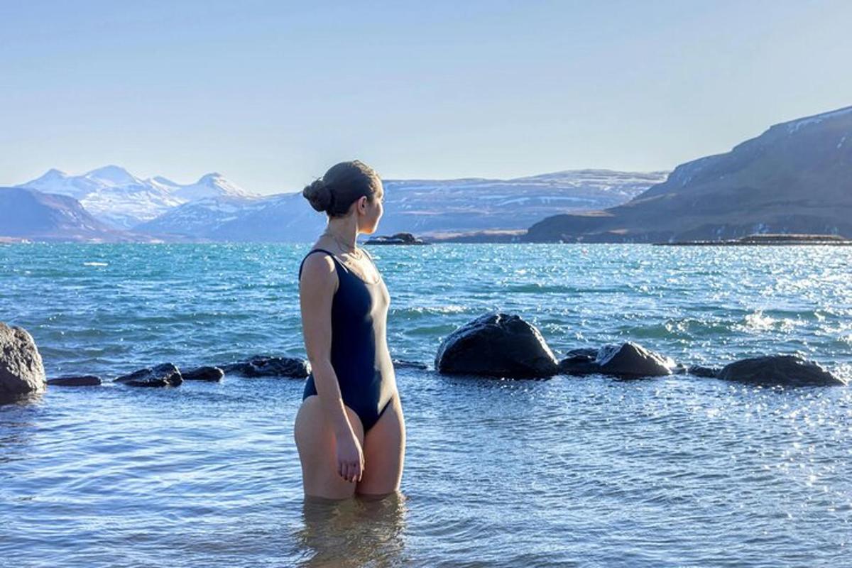 uma mulher parada na água do oceano