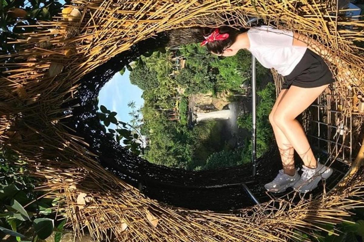 žena dívající se do zrcadla se zahradou v něm