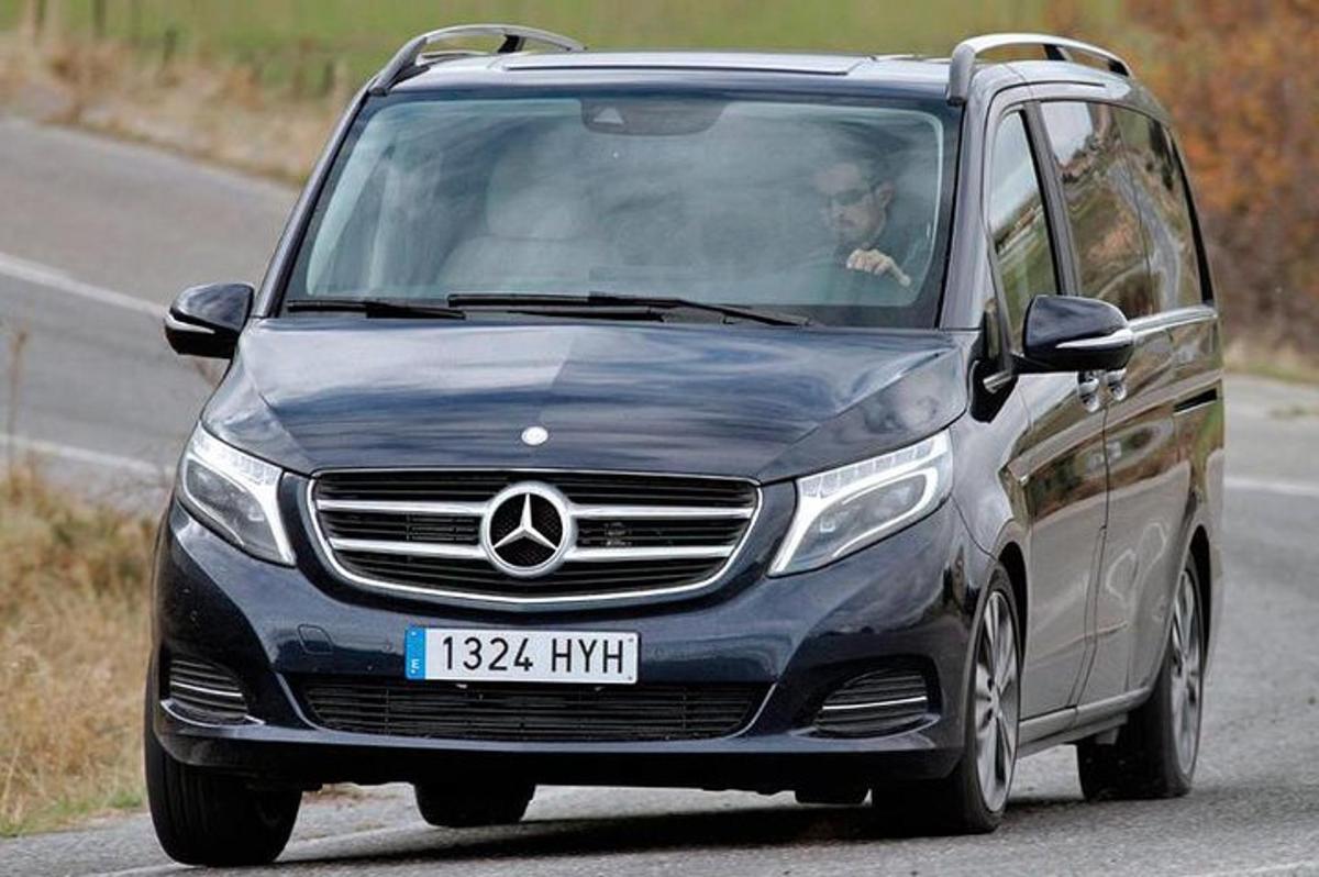 muž řídící auto na silnici