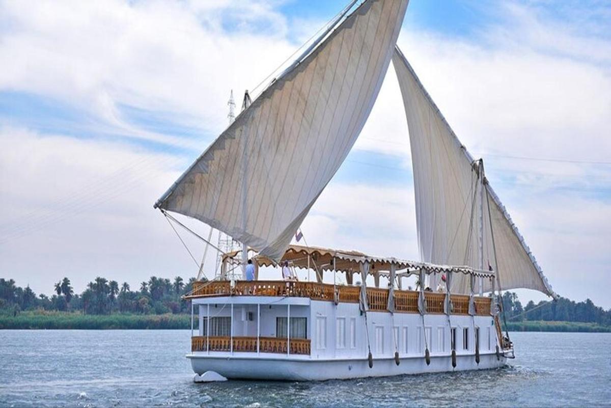 un barco con dos grandes velas en el agua