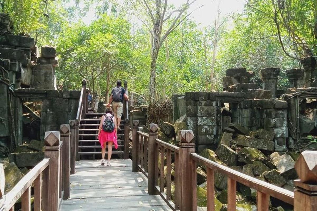 un home i una dona caminant per un pont de fusta