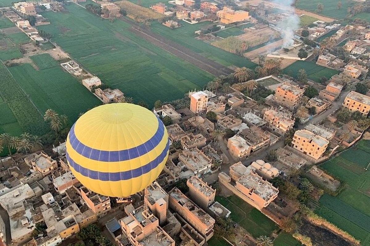 en gul og blå ballon, der flyver over en by