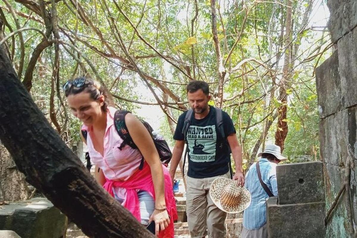 Un hombre y una mujer caminando por un bosque