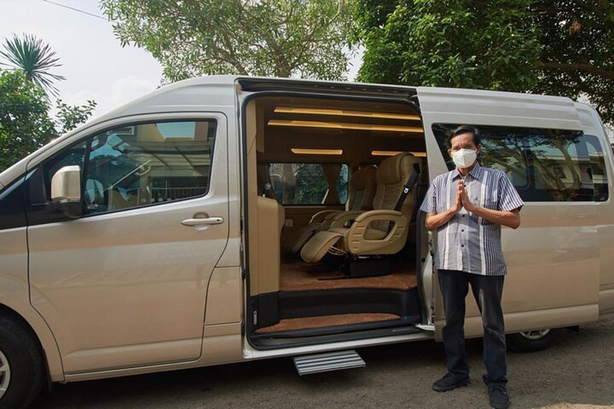 seorang lelaki bertopeng berdiri di hadapan sebuah van