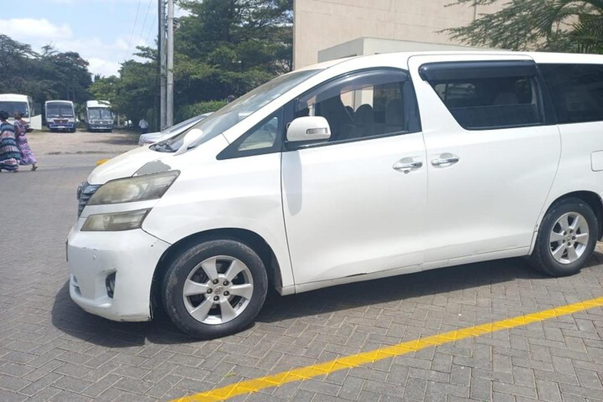 sebuah van putih diletakkan di tempat letak kereta