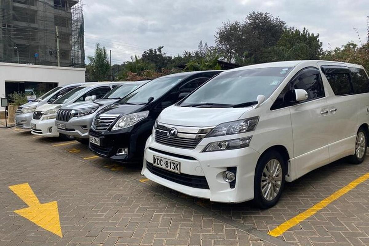 deretan van yang diletakkan diletakkan di tempat letak kereta