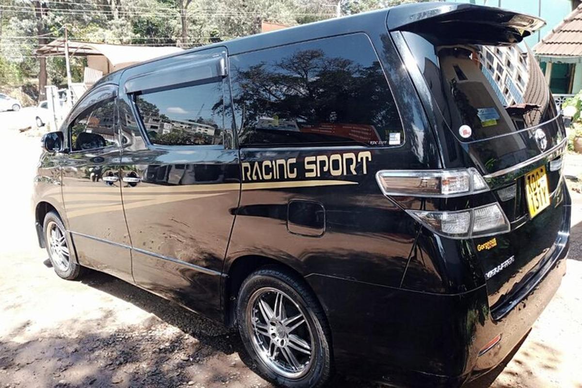 sebuah van hitam dengan tulisan sukan radio di sisi