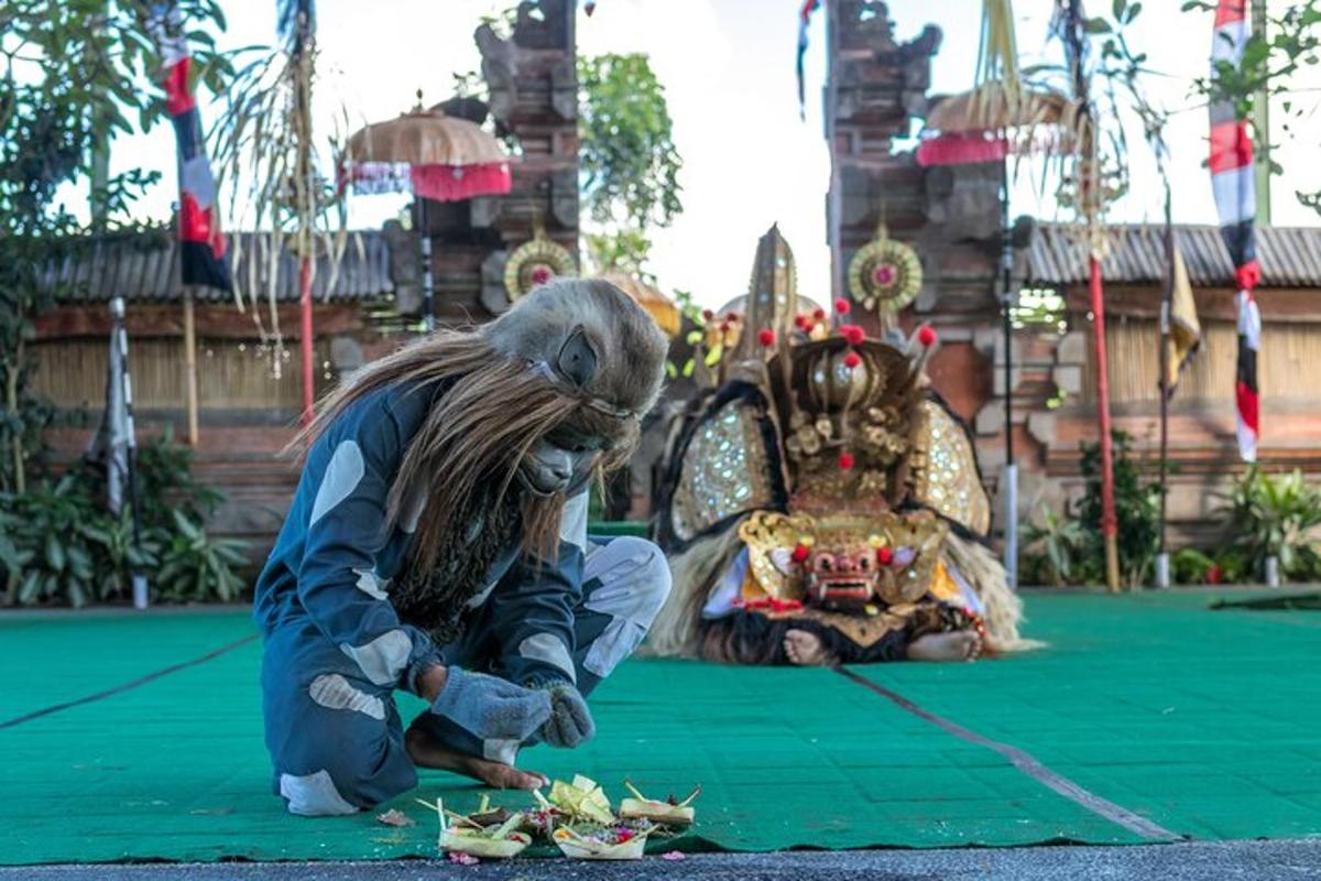 o femeie mănâncă în fața unui templu