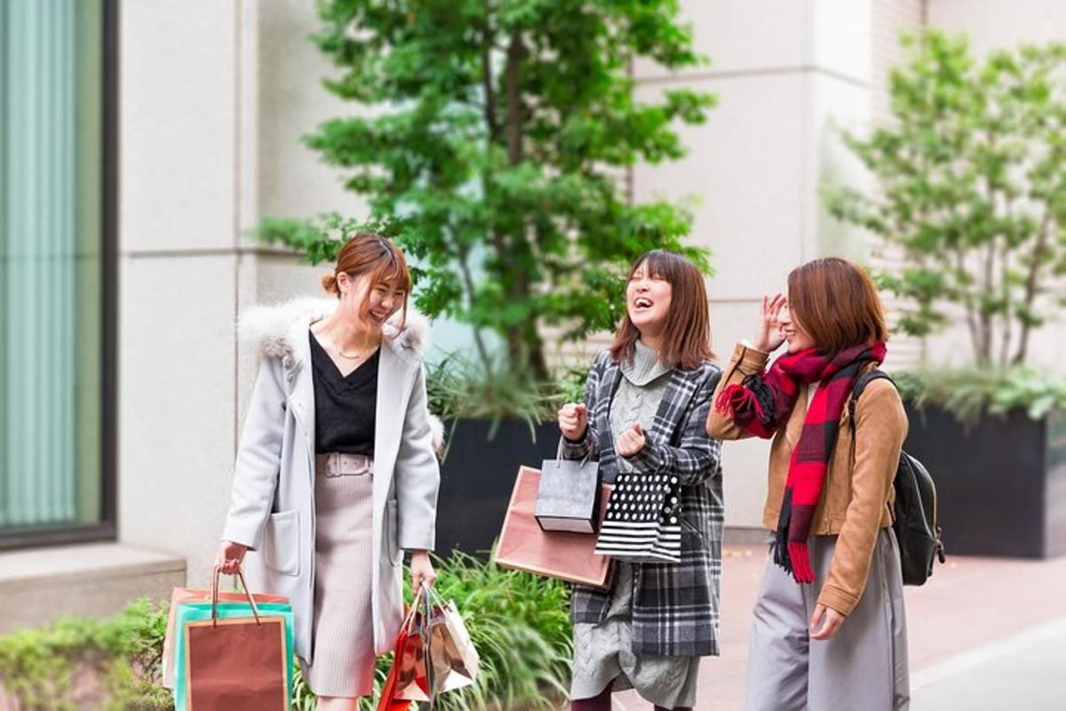 Tres mujeres caminando por una calle hablando entre sí