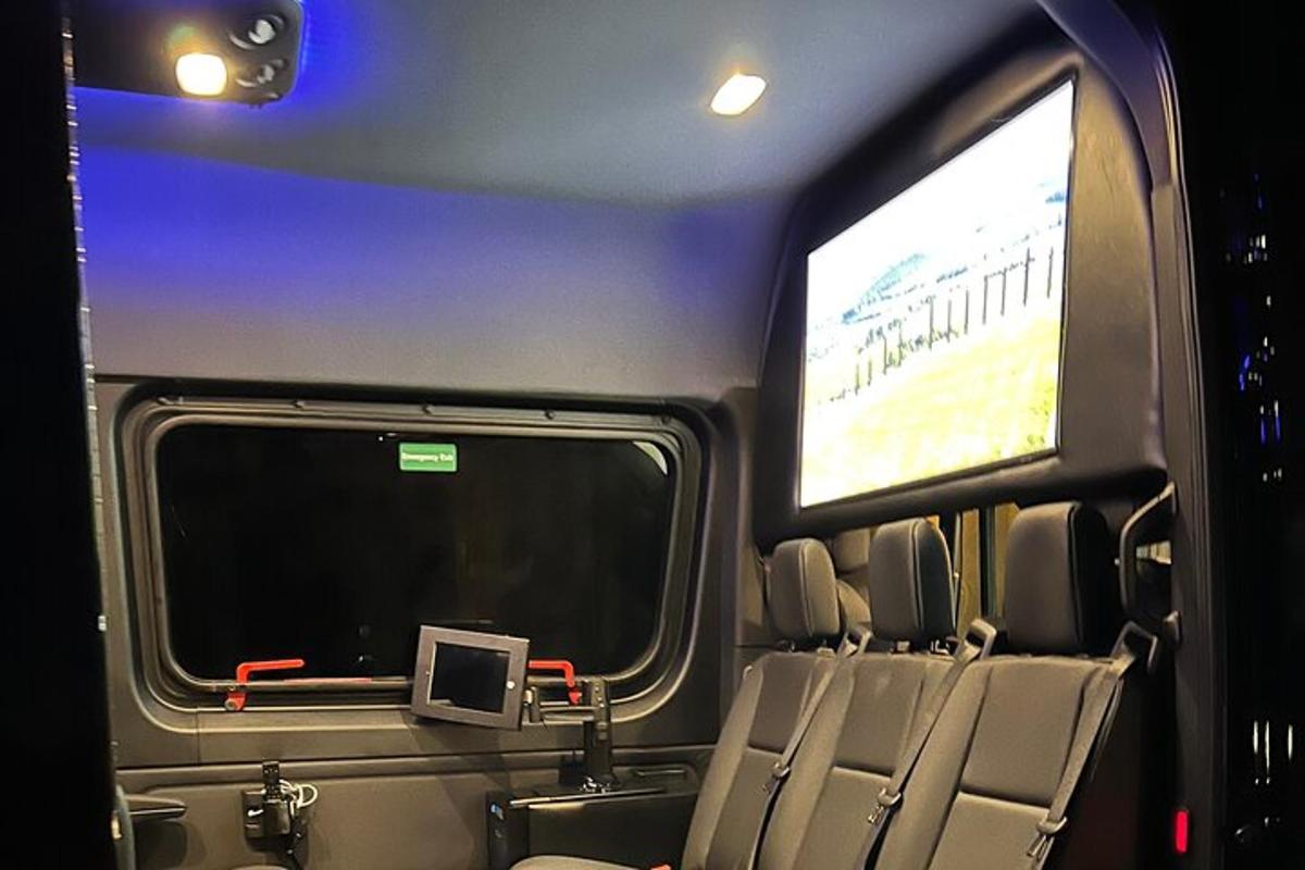 un vagone del treno con un grande finestrino e sedili