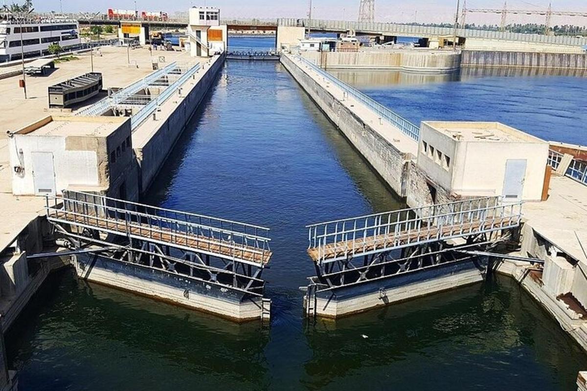 dos reservorios en un cuerpo de agua