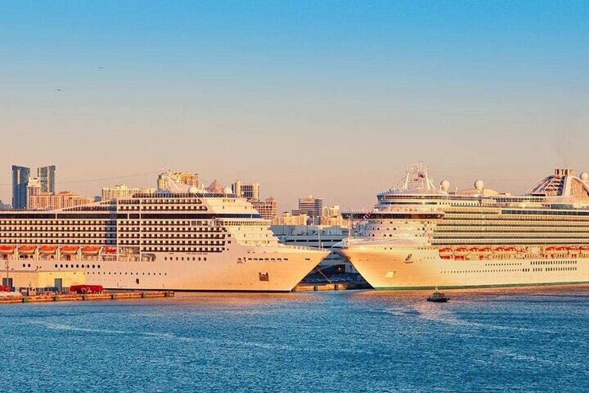 due navi da crociera sono attraccate in un porto