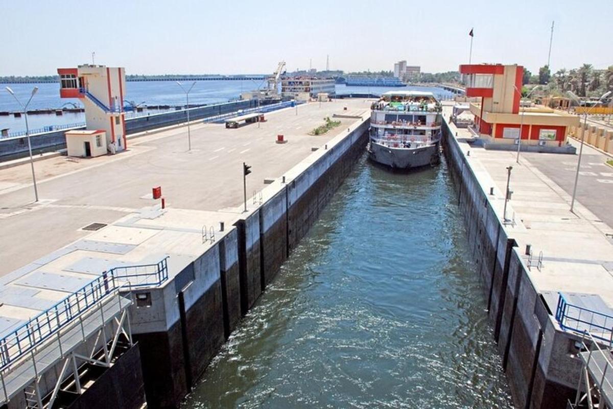 ένα σκάφος είναι αγκυροβολημένο στο τέλος ενός καναλιού