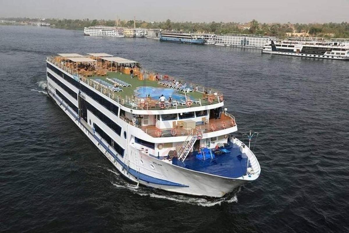 велики крузер у води
