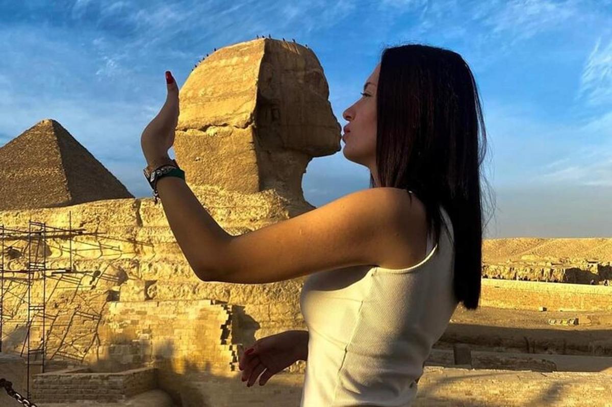 žena stojící před pyramidami
