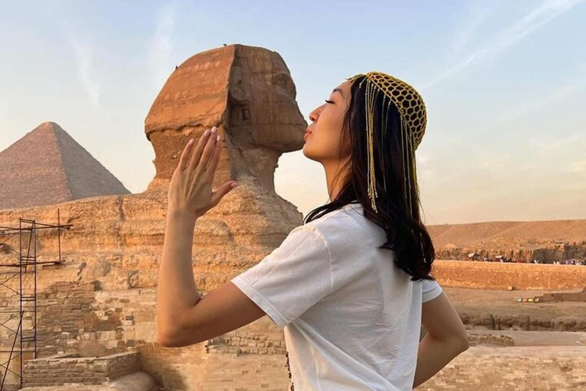 žena stojící před pyramidami